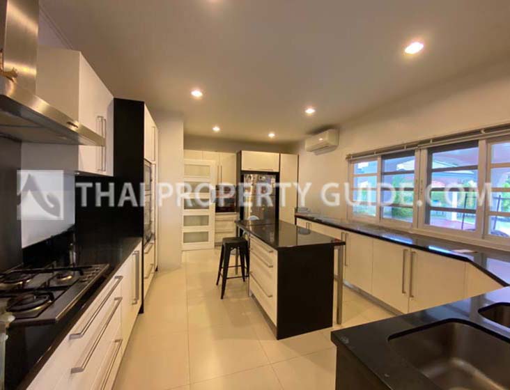 House with Private Pool in Bangnatrad 
